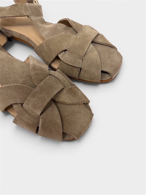 Sandalo flat in suede sughero con intreccio frontale IL LACCIO | PNG18SUEDESUGHERO